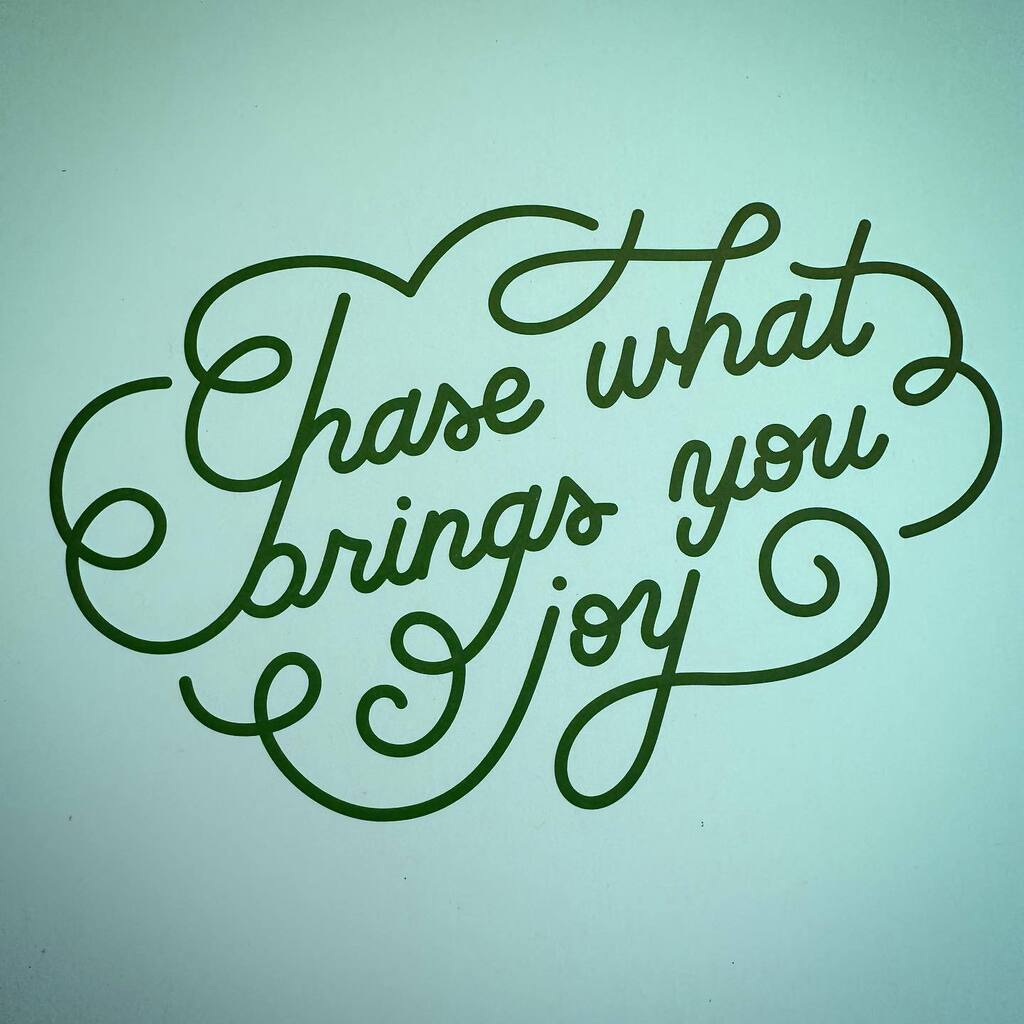 Last word art inspiration for 2022! I have been late to every month this year. 🤣

[image description: cursive lettering in green that reads "Chase what brings you joy."] instagr.am/p/Cl0APJ_MfI5/