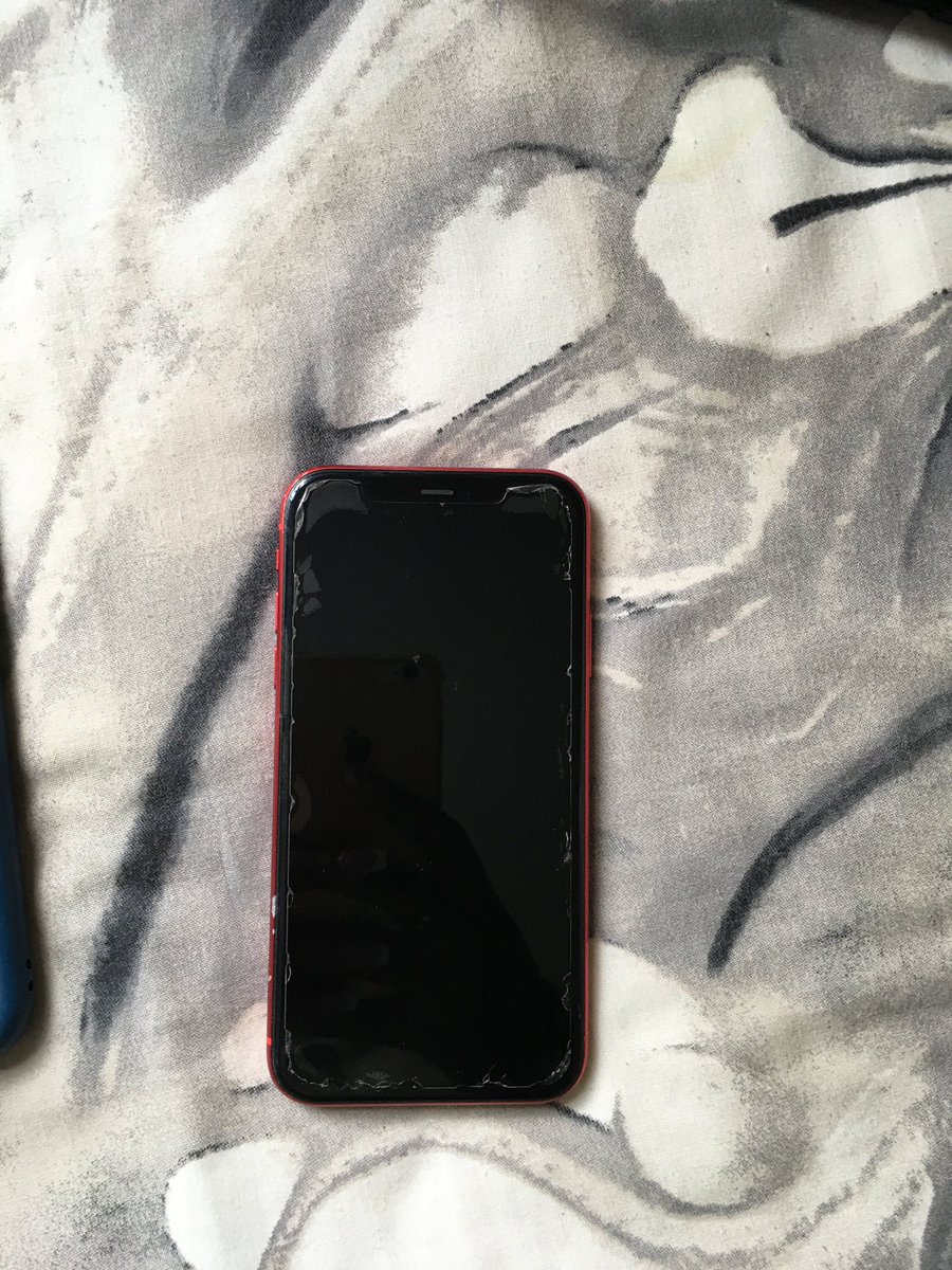 kabelo_rele's tweet photo. I once posted this iPhone 11 + 8 covers saying it goes out for M7500, and some people wanted it but the owner wasn't ready to give it out since she was waiting for a new one.

She is just selling it because she has a new one now. https://t.co/aF3bn90Ohp