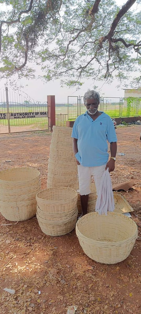 PrakashWKamatPK's tweet photo. Chotrai 📢 Chotrai 🥳 Chotrai 🥳 #anotherchallenge for the weaver family as they travel from the interiors of #Goa to sell their unique homemade bamboo baskets.
@goenchofestakar meets Vithal, expert weaver after many years, under d heritage rain tree in St Mathias village,Divar https://t.co/rb796zTNE5