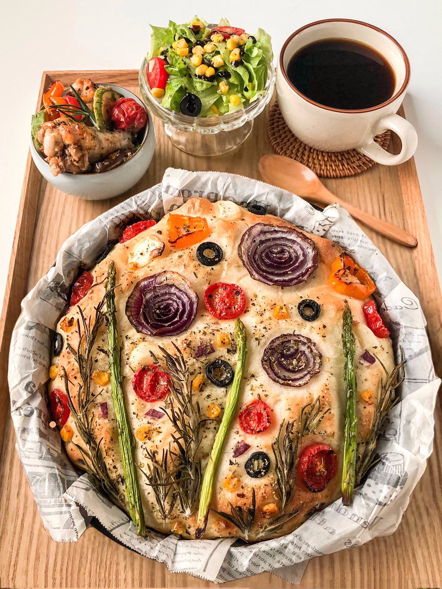 Newyear0cake's tweet photo. #cooking 🌷Focaccia Bread 🍞
（油画佛卡夏面包）#Foodie #foodphotography #food 
@twobigboysblog @sunToTsuki @KitchenNahids @BuzzFeedFood @suryzcooking @TheFoodie8 https://t.co/YC02buCzHz