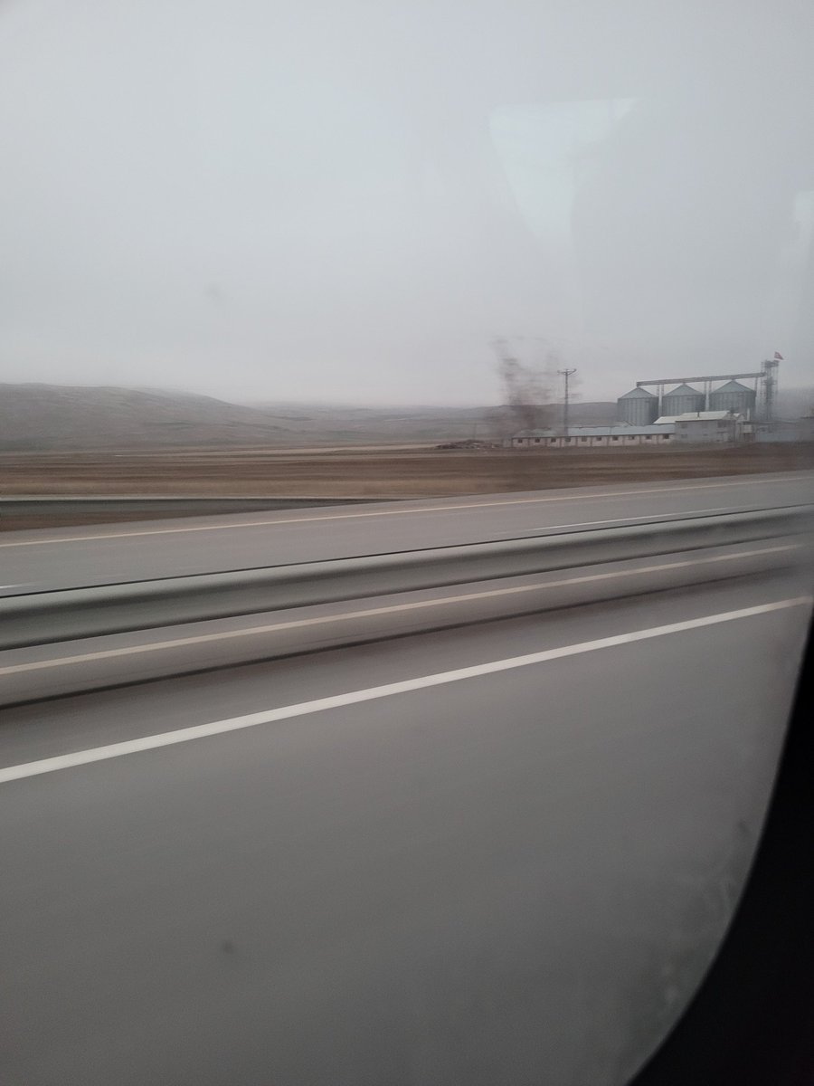 Her sabah gün ayırırken git her akşam gün batarken  gel vay be hayata bak