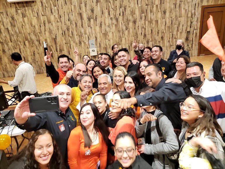 EverardoPadron5's tweet photo. Esta noche cerramos en una extraordinaria reunión con mis amigas y amigos de #Saltillo.

Refrendamos nuestro compromiso para participar en un ejercicio democrático que nos lleve al triunfo de nuestra #Sección5. 

Faltan solo 4 días para marcar nuestra historia sindical. https://t.co/G2K6ufiiYP