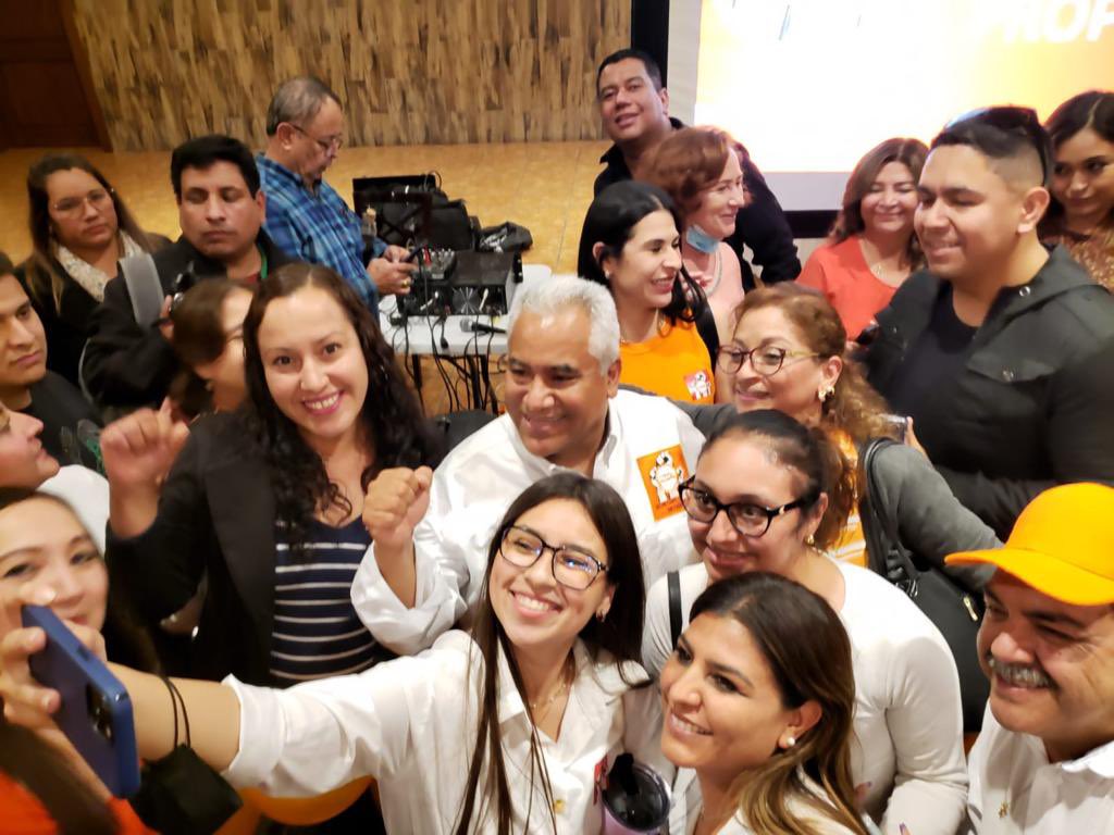 EverardoPadron5's tweet photo. Esta noche cerramos en una extraordinaria reunión con mis amigas y amigos de #Saltillo.

Refrendamos nuestro compromiso para participar en un ejercicio democrático que nos lleve al triunfo de nuestra #Sección5. 

Faltan solo 4 días para marcar nuestra historia sindical. https://t.co/G2K6ufiiYP