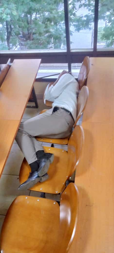 RogersMasahi's tweet photo. Huyu Atakuwa Mwanafunzi wa Chuo gani hapa Tanzania ? https://t.co/4dieVeJjFs