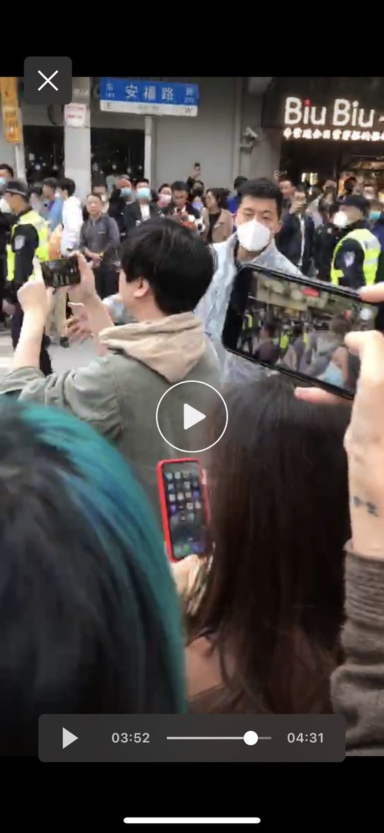 GanchengW's tweet image. 上海“乌鲁木齐中路”被封了，但横马路安福路还在，还有不肯下跪的男女在聚集，在相互鼓励，在继续被抓捕。那位抓走秦超的便衣还在现场出没，看来他没有软肋。