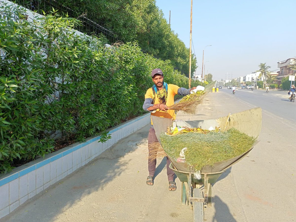 BoardClifton's tweet photo. Cleaning at Commercial Avenue phase-IV
#Clifton #DHA #CBC #KarachiSindh #Pakistan #canttboardclifton #CBCserve #cleaningwaste #cleaning #sweeping #removing #stayhealthy #stayhygienic #freshenvironment #KeepCleanEnviornment #sanitation https://t.co/ghT9QewRJX