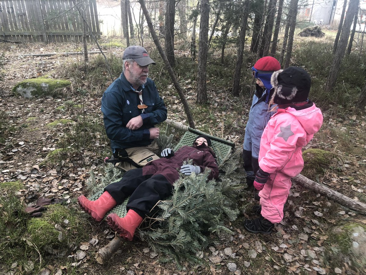 jespervarn's tweet photo. #Lucka6 i #FavoriterFrån2022 

En annan favoritgrej under våren var #Familjescouting - en aktivitet där vuxna och unga barn scoutar tillsammans. 

Vårt tema under vårterminen var #ÖVERLEVNAD - så vi provade på bl.a. att ligga på risbädd, rena vatten och göra tallbarrste o bröd. https://t.co/djoJdinSYd