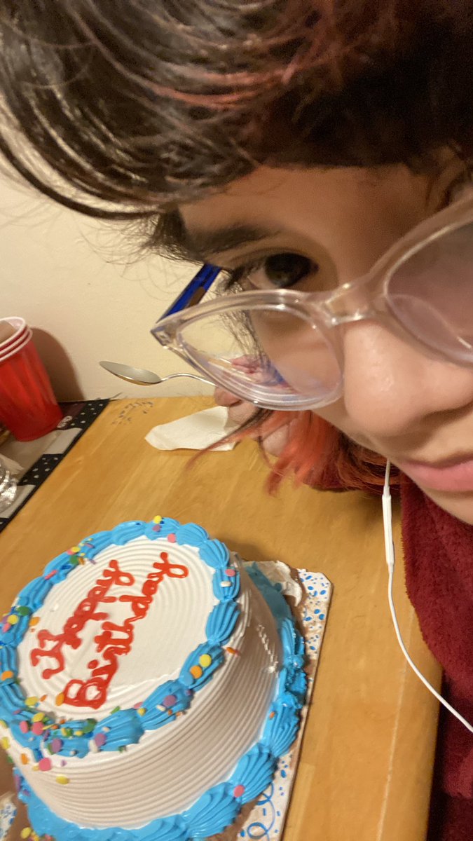 FRAMBUESAS_'s tweet photo. who wants cake https://t.co/4cHp3mbKIy