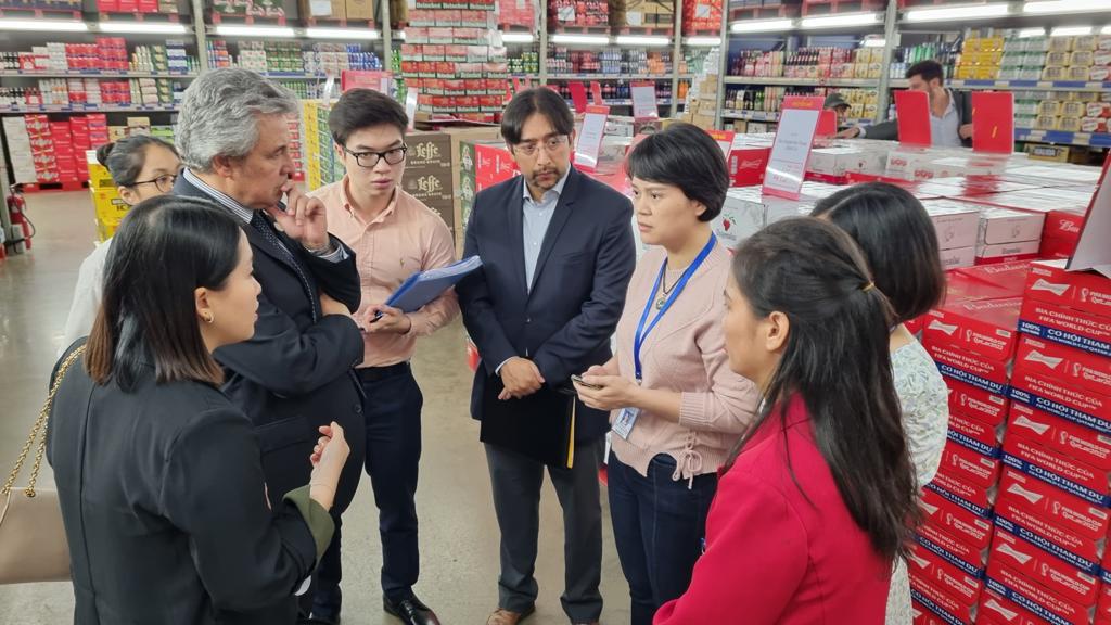 EmbaMexVN's tweet photo. En Hanoi, la misión @ComceOficial visitó #Vingroup #Vinpearl y @MMMegaMarketVN para promover inversiones y comercio de productos mexicanos. Se reunió con #VIETRADE, #VCCI y @HanoiHpa, con más encuentros B2B. Concluyó con una visita en @MOFAVietNam y depósito ofrenda a Ho Chi Minh https://t.co/TPMgfZFJWY
