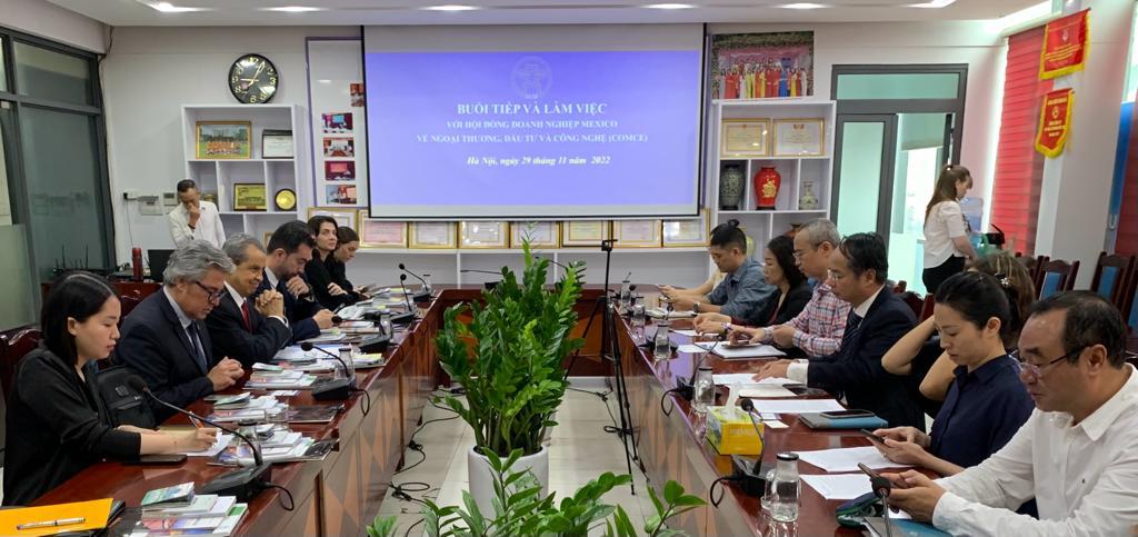 EmbaMexVN's tweet photo. En Hanoi, la misión @ComceOficial visitó #Vingroup #Vinpearl y @MMMegaMarketVN para promover inversiones y comercio de productos mexicanos. Se reunió con #VIETRADE, #VCCI y @HanoiHpa, con más encuentros B2B. Concluyó con una visita en @MOFAVietNam y depósito ofrenda a Ho Chi Minh https://t.co/TPMgfZFJWY
