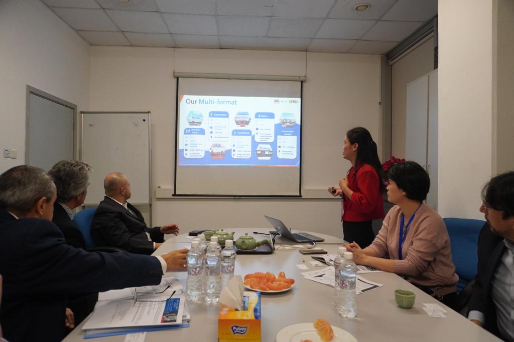 EmbaMexVN's tweet photo. En Hanoi, la misión @ComceOficial visitó #Vingroup #Vinpearl y @MMMegaMarketVN para promover inversiones y comercio de productos mexicanos. Se reunió con #VIETRADE, #VCCI y @HanoiHpa, con más encuentros B2B. Concluyó con una visita en @MOFAVietNam y depósito ofrenda a Ho Chi Minh https://t.co/TPMgfZFJWY