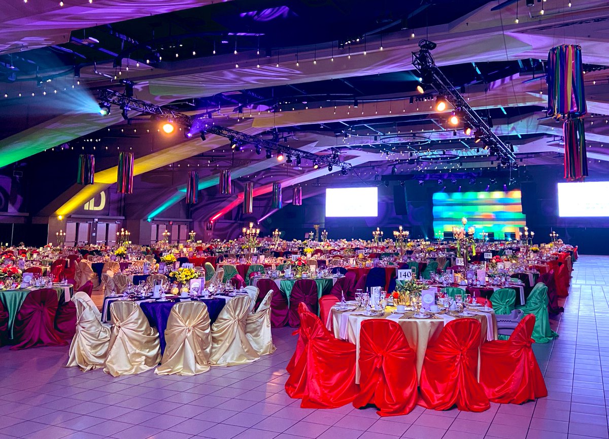 lizlopresti's tweet photo. Had a lovely time volunteering another year @StolleryKids #SnowflakeGala. Dr. Patchup and team do amazing things for children’s health care across Western Can. Keep them in mind for your year end giving https://t.co/s3Gr1KgX2a https://t.co/6JUkhM0KY4