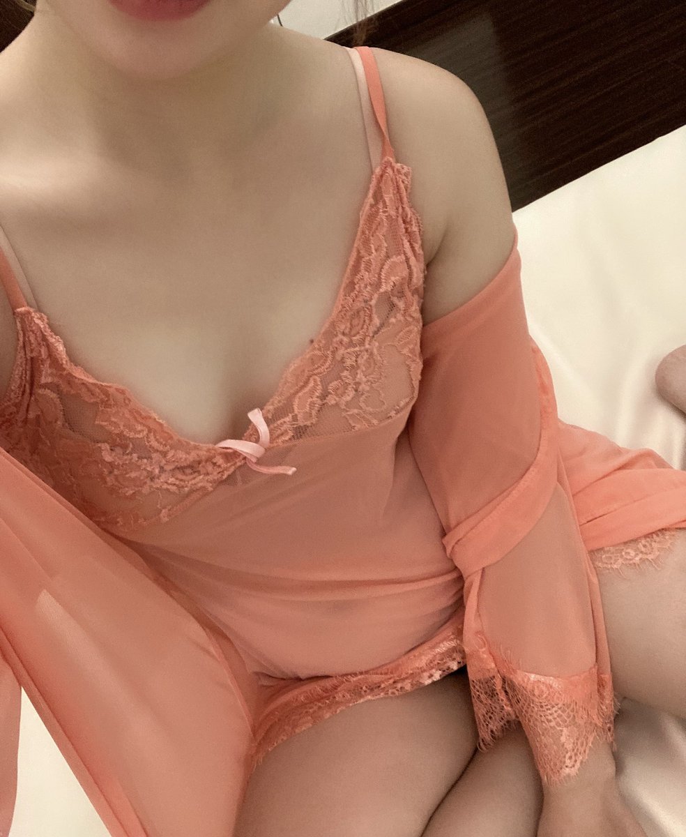 naomispa_coto's tweet photo. オトナっぽいのと可愛いの、どっちの雰囲気が好きですか？🖤💗

-------------------------------------
ただいま1ヶ月間、新人🈹中です🎀❣️
通常基本料金から5000円引き！
-------------------------------------

今のうちにぜひ会いに来てください👶🏻♡
今日も18:30まで渋谷に出勤してます🐇🤍 https://t.co/Yk5k7QgOSu