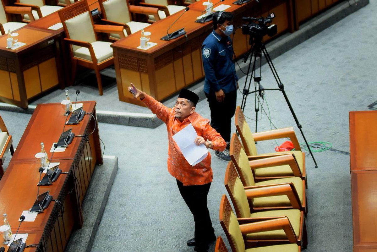 PKS TOLAK PASAL PENGHINAAN PRESIDEN DI RKUHP

Anggota DPR RI dari Fraksi PKS, Iskan Qolba Lubis, sampaikan Interupsi dalam Rapat Paripurna Pengesahan 6 Desember 2022. Dalam interupsinya, Iskan menolak adanya pasal penghinaan presiden di RKUHP.

|| <a href="/IskanQL/">Iskan Qolba Lubis</a>

#fraksipksdprri