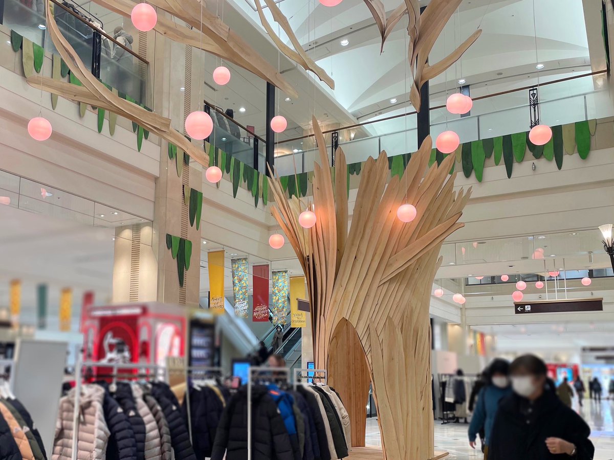 aine0o's tweet photo. 大丸 札幌店のクリスマス展示にて
アートディレクションを担当しました。
館内には、北海道の森からやってきた精霊たちがあちこちに🌲
1F 木こりビルダーズの方々制作のクリスマスツリーも館内を包みます。

12/10〜12/25までの毎週土日は、緑色の精霊たちが館内を練り歩くイベントも開催されます！🧤 https://t.co/Rv0lFGlQCk