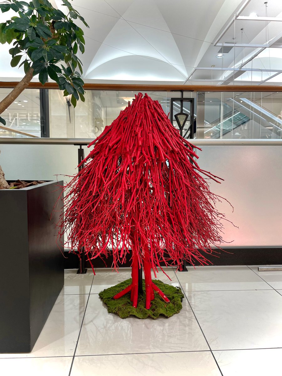 aine0o's tweet photo. 大丸 札幌店のクリスマス展示にて
アートディレクションを担当しました。
館内には、北海道の森からやってきた精霊たちがあちこちに🌲
1F 木こりビルダーズの方々制作のクリスマスツリーも館内を包みます。

12/10〜12/25までの毎週土日は、緑色の精霊たちが館内を練り歩くイベントも開催されます！🧤 https://t.co/Rv0lFGlQCk