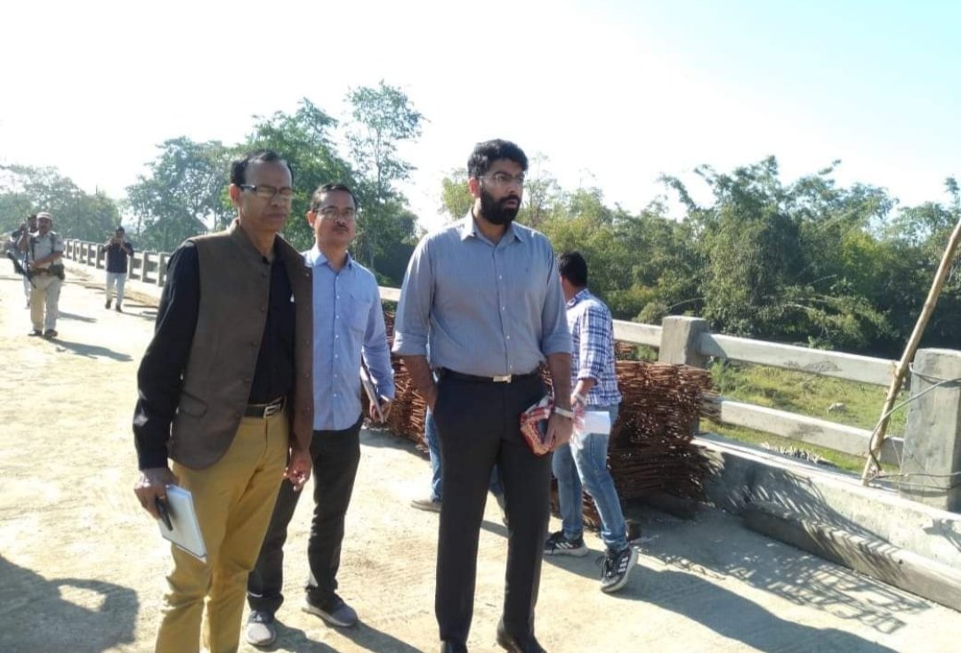 dc_sivasagar's tweet photo. শিৱসাগৰ জিলাৰ উপায়ুক্ত আদিত্য বিক্ৰম যাদৱ, ভা.প্ৰ.সে. ডাঙৰীয়াই গত ১ ডিচেম্বৰ, ২০২২ তাৰিখে জিলাখনত নিৰ্মানৰত দুখন দলং ক্ৰমে চিৰিপুৰীয়া-আজানপীৰ তথা হাৰমতি গড়ত দিখৌ নদীৰ ওপৰত তথা শিৱসাগৰ আৰু আমগুৰি বিধানসভা সমষ্টিক সংযোগ কৰা দলং দূখনৰ নিৰ্মানৰ বুজ লয়৷ @CMOfficeAssam @diprassam https://t.co/vN6V1PRBdM