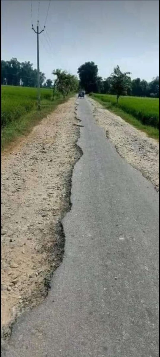 anuragsinghdeo2's tweet image. यह खेतों के बीच में पगडंडी नही बल्कि सूरजपुर जिला के ग्राम दवना से ग्राम कोट्या का मुख्य मार्ग है , @SurajpurDist @RChoubeyCG @HamarSurajpur