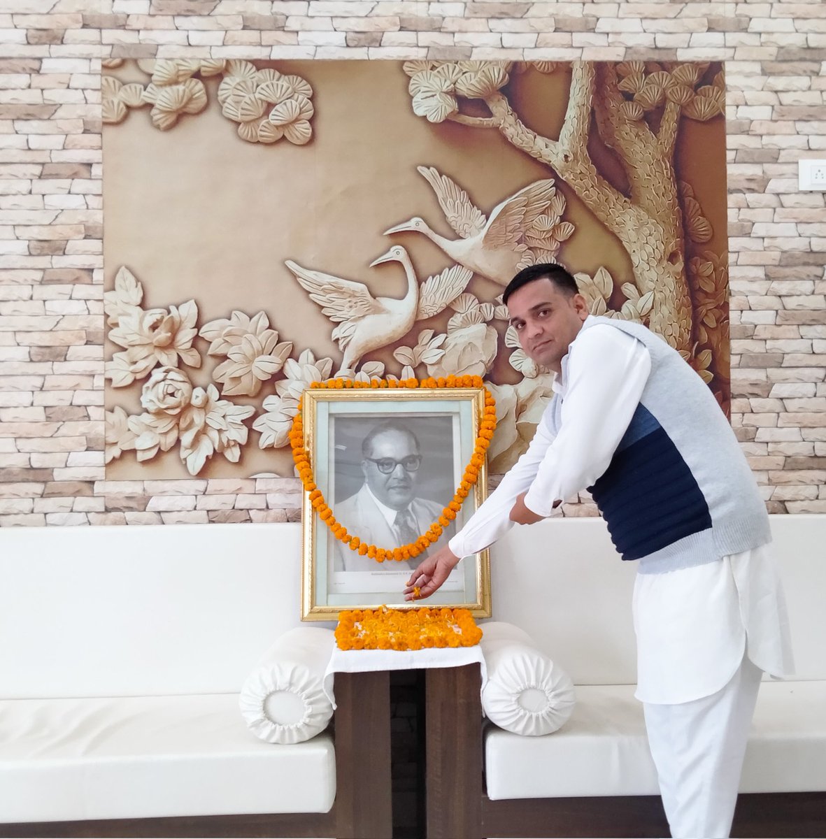 RajatSadhaura1's tweet photo. संविधान निर्माता, भारत रत्न बाबा साहेब डॉ. भीमराव अंबेडकर जी के महापरिनिर्वाण दिवस पर उन्हें श्रद्धासुमन अर्पित कर याद किया।

बाबा साहेब के एकता, भाईचारे और सद्भाव के महान विचार हमें सदैव प्रेरित करते हैं।

@kumari_selja @KhetarpalKapil https://t.co/ViiLoNTeSN