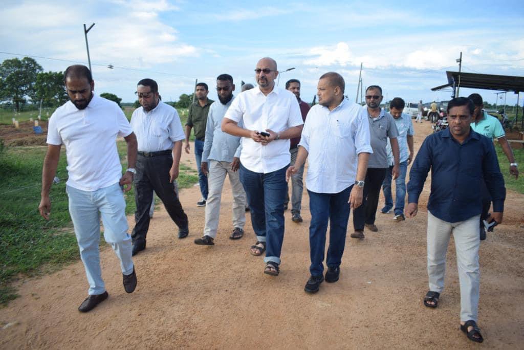 NMASriLanka's tweet photo. Work on the installation of a protective electric fence at the #COVID19 burial ground at Majma Nagar Ottamavaadi in Batticaloa commenced on 4/12/22. The NMA was represented by Vice Chair Mr. Afzal Marikar, Members Mr. Aman Ashraff and Mr. Suhail Jamaldeen.

#NMA #SriLanka #lka https://t.co/nKrR0ZN9vV
