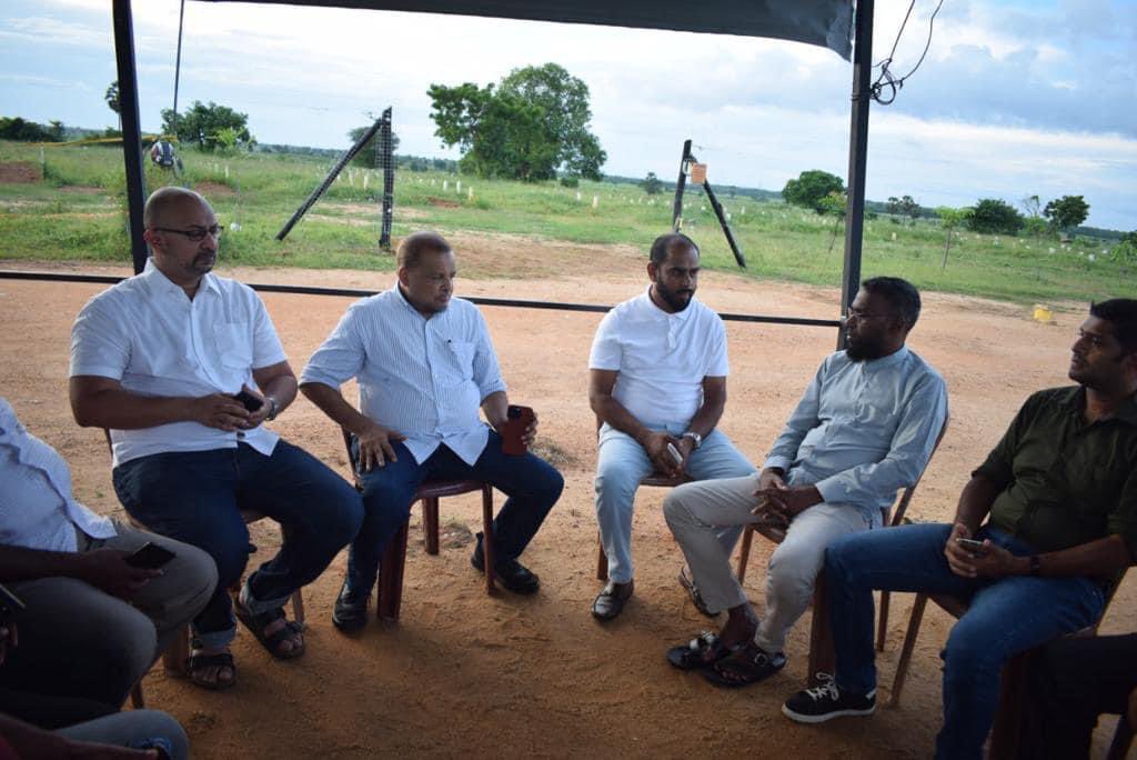 NMASriLanka's tweet photo. Work on the installation of a protective electric fence at the #COVID19 burial ground at Majma Nagar Ottamavaadi in Batticaloa commenced on 4/12/22. The NMA was represented by Vice Chair Mr. Afzal Marikar, Members Mr. Aman Ashraff and Mr. Suhail Jamaldeen.

#NMA #SriLanka #lka https://t.co/nKrR0ZN9vV