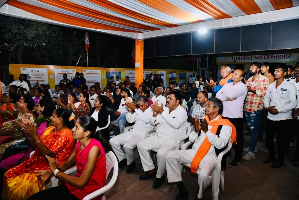 કમળ ખીલશે,ગુજરાત જીતશે

 મતદાન એ લોકશાહીનું પવિત્ર પર્વ છે. આ પર્વમાં ઉત્સાહ અને ઉલ્લાસપૂર્વક જોડાનાર સર્વ ભાઇ-બહેનોનો તેમજ ચૂંટણી દરમિયાન પોતાનું અમૂલ્ય યોગદાન આપનાર તમામ દેવતુલ્ય કાર્યકરો,હોદ્દેદારો,કોર્પોરેટરશ્રીઓનો હૃદયપૂર્વક ખૂબ ખૂબ આભાર વ્યક્ત કરું છું #પ્રચંડ_જીત_તરફ_ભાજપ