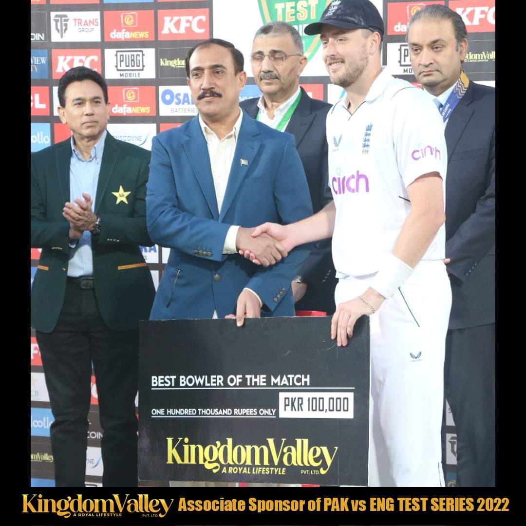 Ghulaam Hussain Shahid kingdom valley ka owner Best Bowler of the match inaam detay howay..
#KingdomValley 
#kingdombusiness 
#investmentproperty 
#investment 
#MuhammadAli
