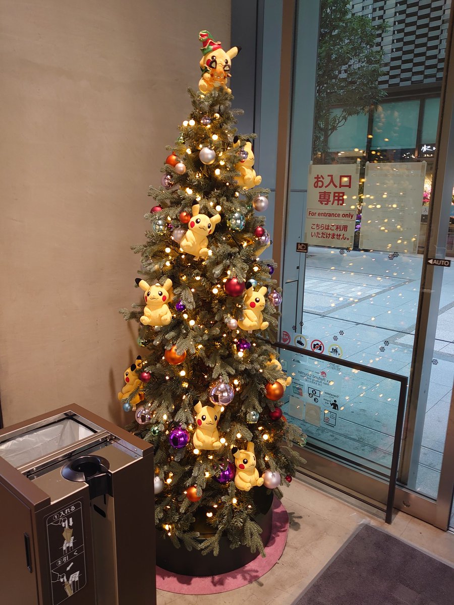 takapikapmaster's tweet photo. 日本橋高島屋新館のポケセンコラボクリスマスツリーです。今年のは、各階で頂上のポケモンのぬいぐるみが違いますね！
B1階…ニャオハ
1階…ピカチュウ
2階…ホゲータ
3階…クワッス
#ポケモン https://t.co/zIdQCjH4Rm