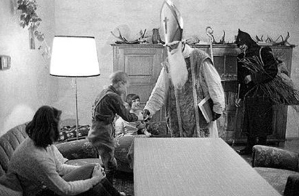 "Lasst uns froh und munter sein ..."
Nikolaus und Knecht Ruprecht 1964 in Düsseldorf.
Foto: Jürgen Retzlaff
#histfotoduesseldorf
#stadtarchivduesseldorf
**