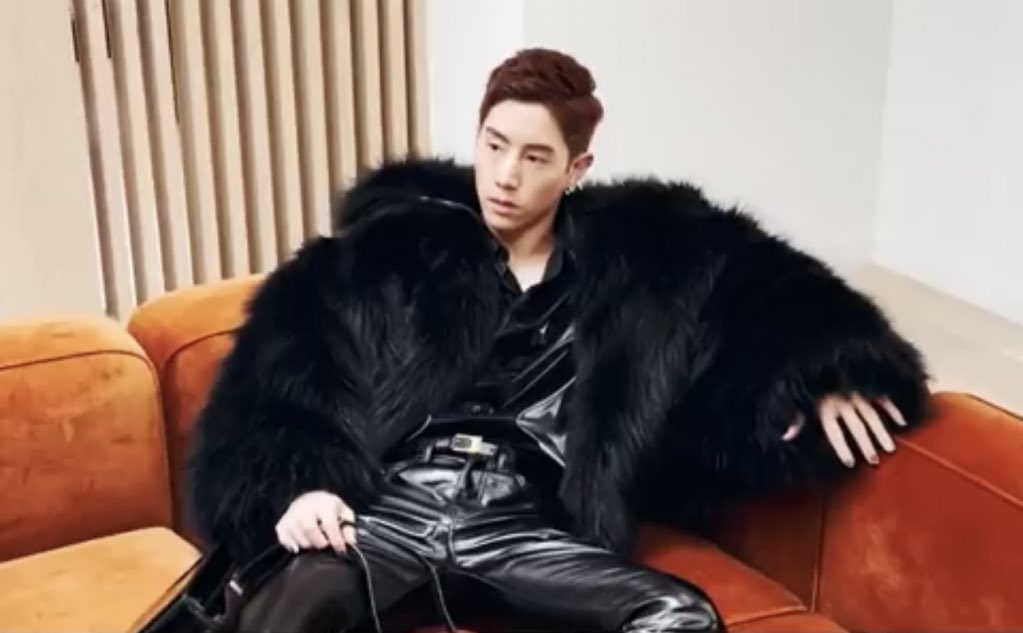 cholymarkk's tweet photo. ♡ พรี L'officiel MARKTUAN เล่มละ 120 รวมส่งไม่เก็บเพิ่ม

ㅡ มัดจำได้ 39/บาทต่อเล่ม หรือมากกว่านั้นก็ได้ค่า 

• ทุกคนที่สั่งซื้อ จะได้แก้วน้ำลายมาร์คลายใหม่ 1 ใบ 
• โอนเต็มกระเป๋าดราฟ 1 ใบ

โอนเงินก่อนกรอกฟอร์มน้า ปิดรับ 10 ธันวาเที่ยงคืนค่ะ : https://t.co/G5tM1hBdMg

#marktuan https://t.co/OoZEGQ119u