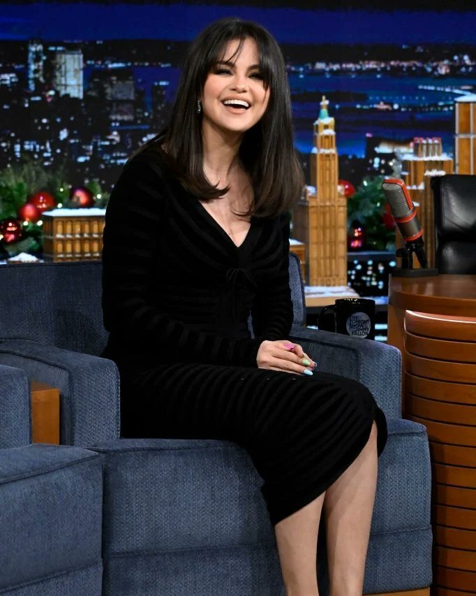 📸 Selena Gomez sur The Tonight Show avec Jimmy Fallon [ 5 Décembre]. 