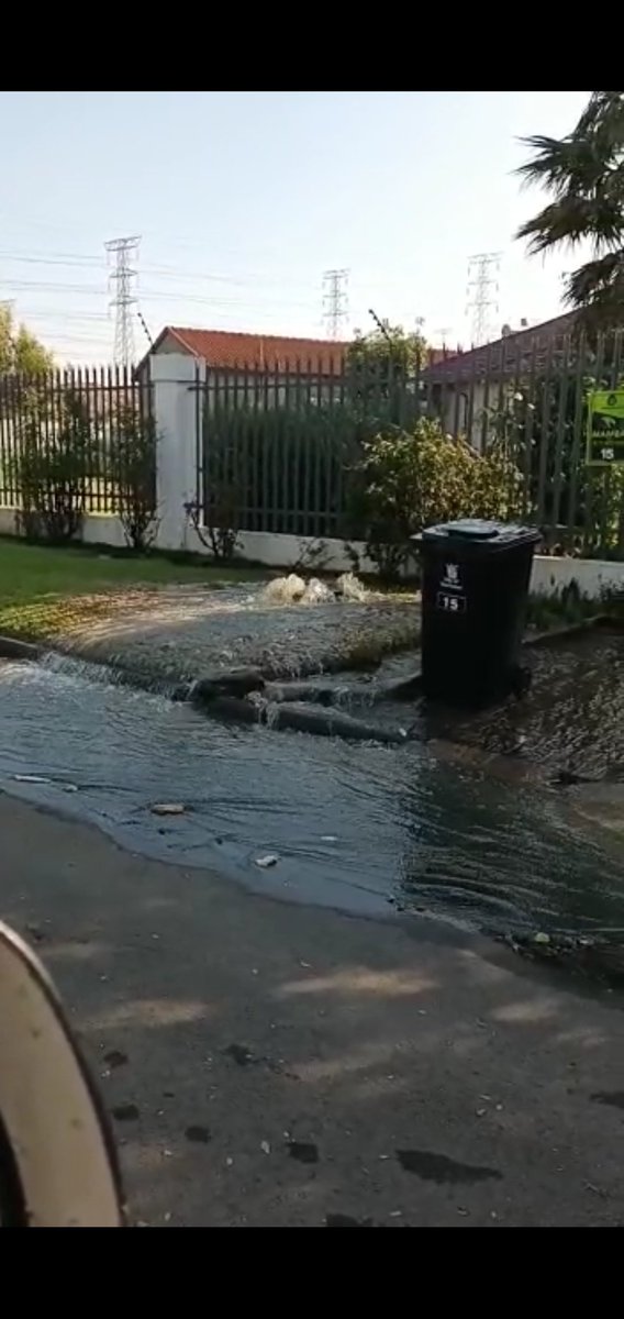 IB_Myburgh22's tweet photo. @CoE_Call_Centre @City_Ekurhuleni 
Manhole overflowing at 15 Da Gama Ave Eastleigh Ridge, Edenvale.  Water flowing down the road. https://t.co/3cEQPq1ZPo . Please assist https://t.co/EDGiUu8TW4
