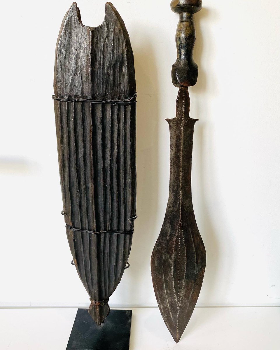 EmmanuelPierrat's tweet photo. Les artistes et forgerons Wongo de République Démocratique du Congo appartiennent à une famille de peuples parmi les plus esthètes d’Afrique sub-saharienne.
Ce couteau, bien conservé dans son immense fourreau, en atteste !
#wongo #inventaire #congo #objectoftheday #objetdujour https://t.co/vtCEFVPZR2