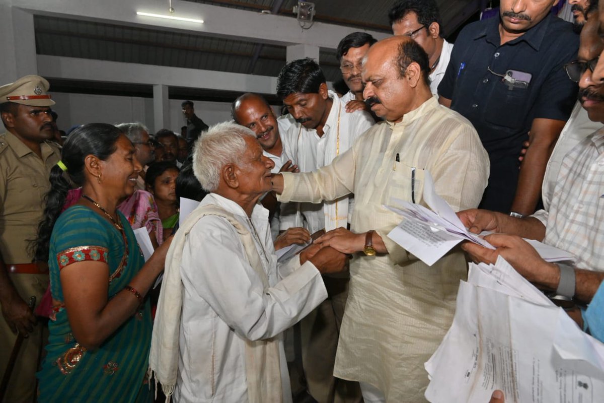 Janaparadwani's tweet photo. ಮುಖ್ಯಮಂತ್ರಿ ಬಸವರಾಜ ಬೊಮ್ಮಾಯಿ ಅವರು ಶಿಗ್ಗಾಂವಿ ಪ್ರವಾಸದ ಸಂದರ್ಭದಲ್ಲಿ ಜನತಾ ದರ್ಶನ ನಡೆಸಿ ಸಾರ್ವಜನಿಕರಿಂದ  ಅಹವಾಲು ಸ್ವೀಕರಿಸಿ  ಕುಂದುಕೊರತೆಗಳನ್ನು ಆಲಿಸಿದರು.
ಸುಮಾರು ಎರಡು ಸಾವಿರಕ್ಕೂ ಹೆಚ್ಚು ಜನ ಜನತಾ ದರ್ಶನದಲ್ಲಿ ಪಾಲ್ಗೊಂಡಿದ್ದರು.
@BSBommai @BJP4Karnataka https://t.co/pYuOQrjZCy