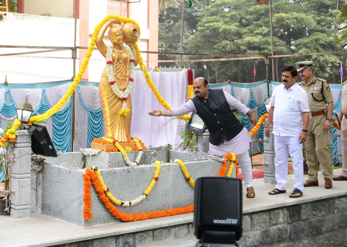 Janaparadwani's tweet photo. ಮುಖ್ಯಮಂತ್ರಿ ಬಸವರಾಜ ಬೊಮ್ಮಾಯಿ ಅವರು ಇಂದು ಅಗ್ನಿ ಶಾಮಕ ಮತ್ತು ತುರ್ತು ಸೇವಾ ಇಲಾಖೆಯ ಕೇಂದ್ರ ಕಚೇರಿ ಆವರಣದಲ್ಲಿ ನವೀಕರಿಸಿದ ಕಲ್ಯಾಣಿಯನ್ನು ಉದ್ಘಾಟಿಸಿದರು. ಗೃಹ ಸಚಿವ ಆರಗ ಜ್ಞಾನೇಂದ್ರ, ಅಗ್ನಿಶಾಮಕ ಹಾಗೂ ತುರ್ತು ಸೇವಾ ಇಲಾಖೆಯ ಡಿಜಿಪಿ ಅಮರ್ ಕುಮಾರ್ ಪಾಂಡೆ ಮತ್ತು ಇತರ ಗಣ್ಯರು ಉಪಸ್ಥಿತರಿದ್ದರು. @BSBommai @BJP4Karnataka https://t.co/Xk8LGlBXLR