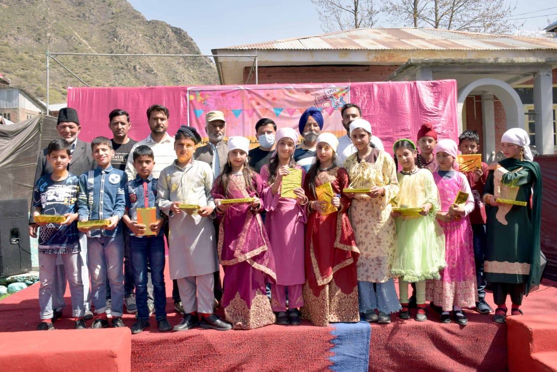 Harendr52493024's tweet photo. #CulturalEventsofKupwara
#CulturalEvents
#CulturalProgram
#MachhalMela
#Machhal06dec22 https://t.co/g4bb4PnulZ