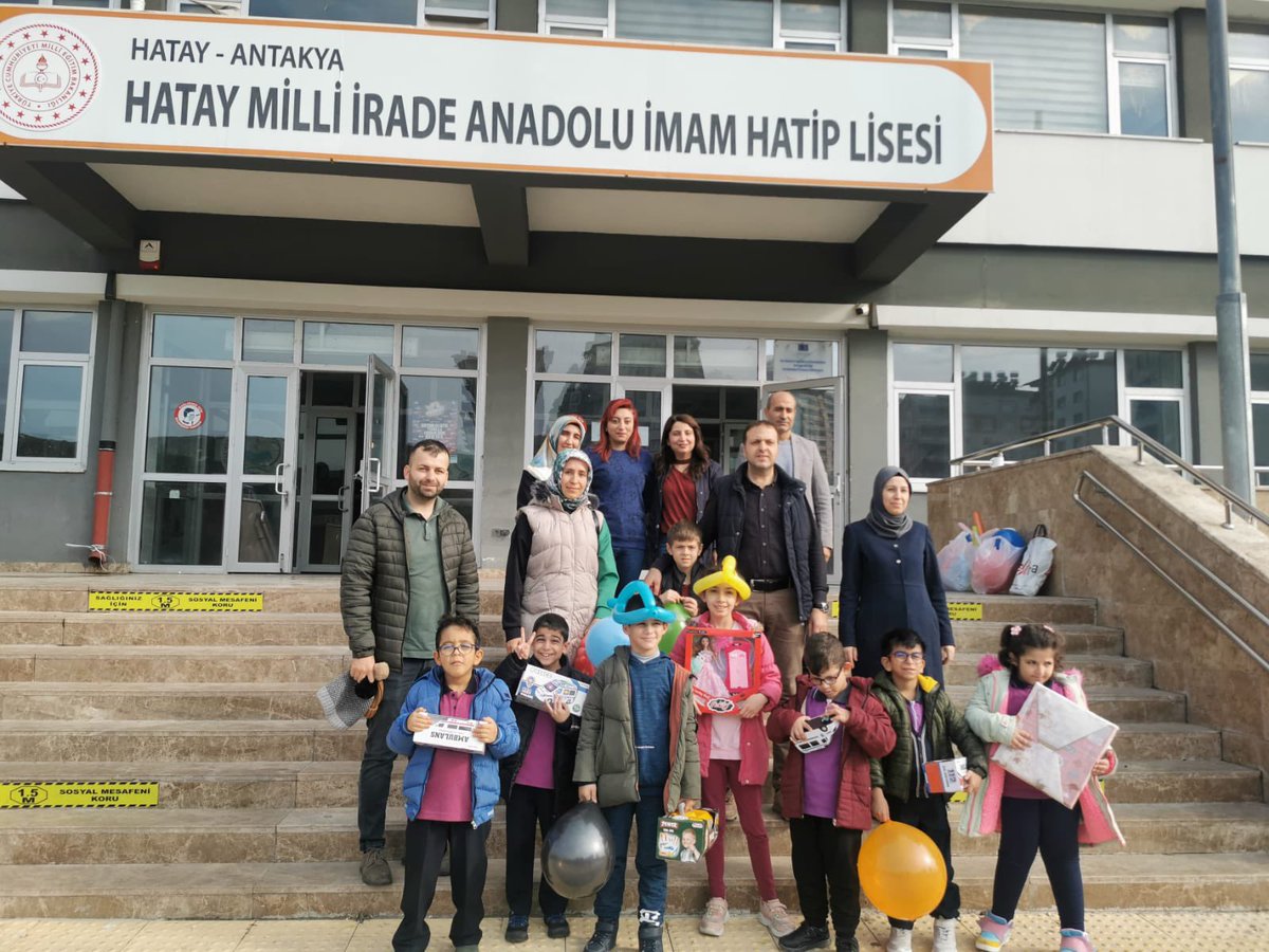 3 Aralık Dünya Engelliler Günü tüm dünyada engelli haklarına dikkat çekmek ve etkinlikler düzenleyerek farkindalik oluşturmak amacı ile okulumuza davet ettiğimiz  Dr. Mustafa Gencay ilkokulu özel eğitim sınıfı  öğrencilerini ağırladık.