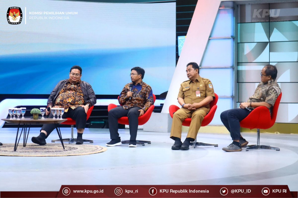 KPU_ID's tweet photo. Terkait verifikasi administrasi dan faktual, Idham mengatakan semua berjalan dengan lancar dan sesuai regulasi. Ia mengatakan isu-isu yang berkembang merupakan hal biasa karena semua ini merupakan kerja politik. https://t.co/c1Y8iv8wVt