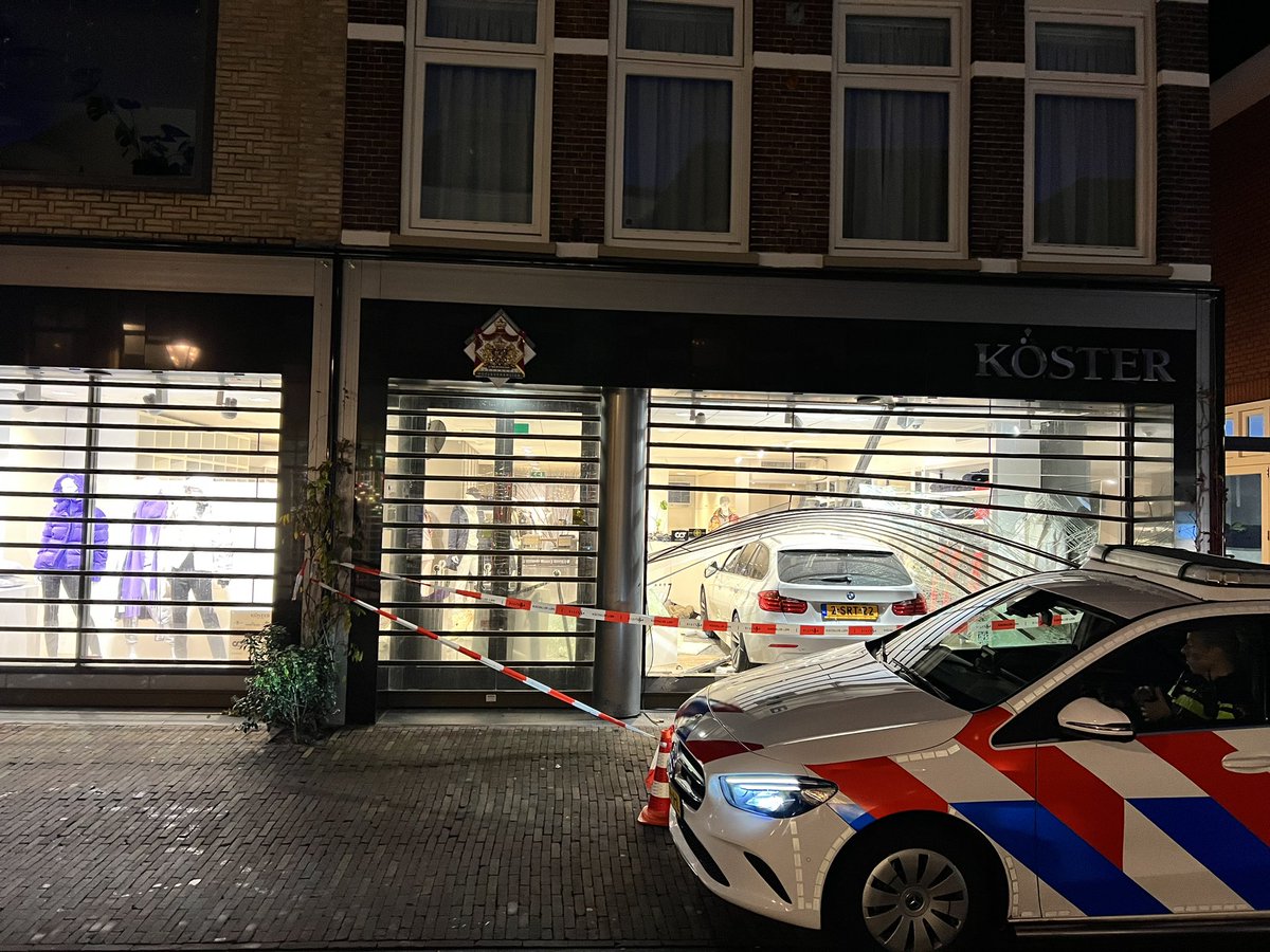Heel veel sterkte aan de familie Köster. Al die schade voor een paar jassen. Ook aan de eigenaar van de witte BMW.  #Alkmaar