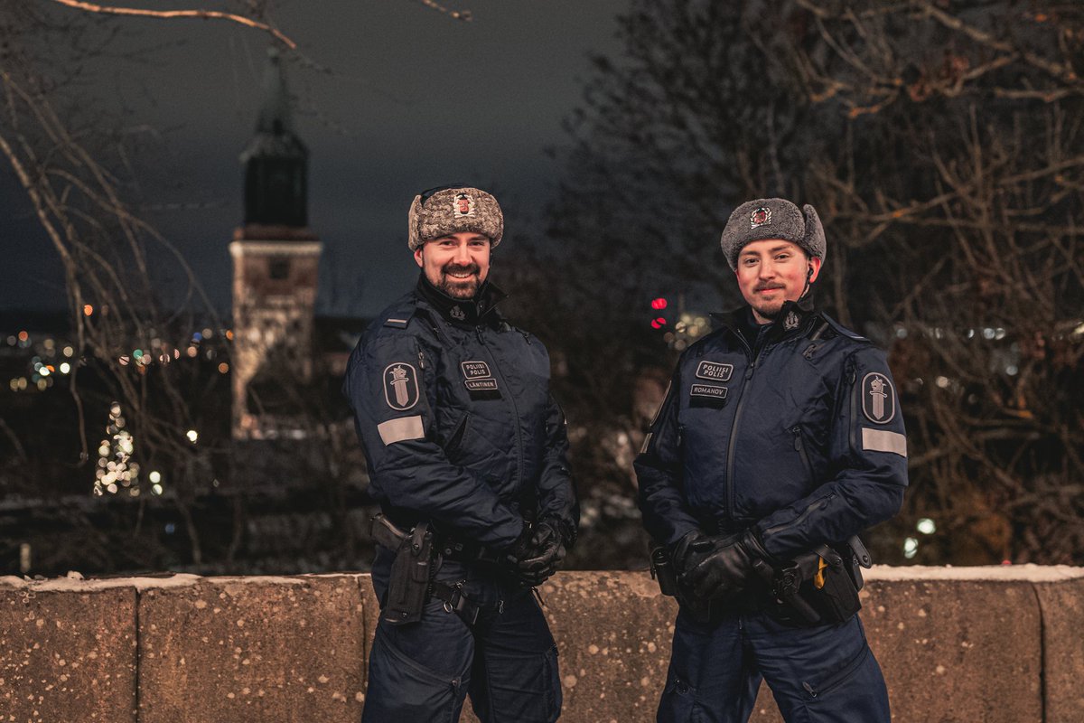 L_S_poliisi's tweet photo. Hymyssä suin, iloisina ja ylpeinä palvelemme tänäänkin itsenäisessä Suomessa. Toivotamme kaikille rauhallista itsenäisyyspäivää! 

#poliisi #lspoliisi #turvallisuus #turvallisuudentunne #rauha https://t.co/XFlvV75ROz