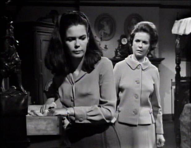impossiblecase's tweet photo. Episode 26 (August 1, 1966) David attacks Vicki when he learns she has found the bleeder valve. Vicki manages to escape, but Elizabeth stubbornly refuses to believe her story about the valve, which has vanished. #DarkShadows #VictoriaWinters #ElizabethCollinsStoddard https://t.co/tuqomPWer0
