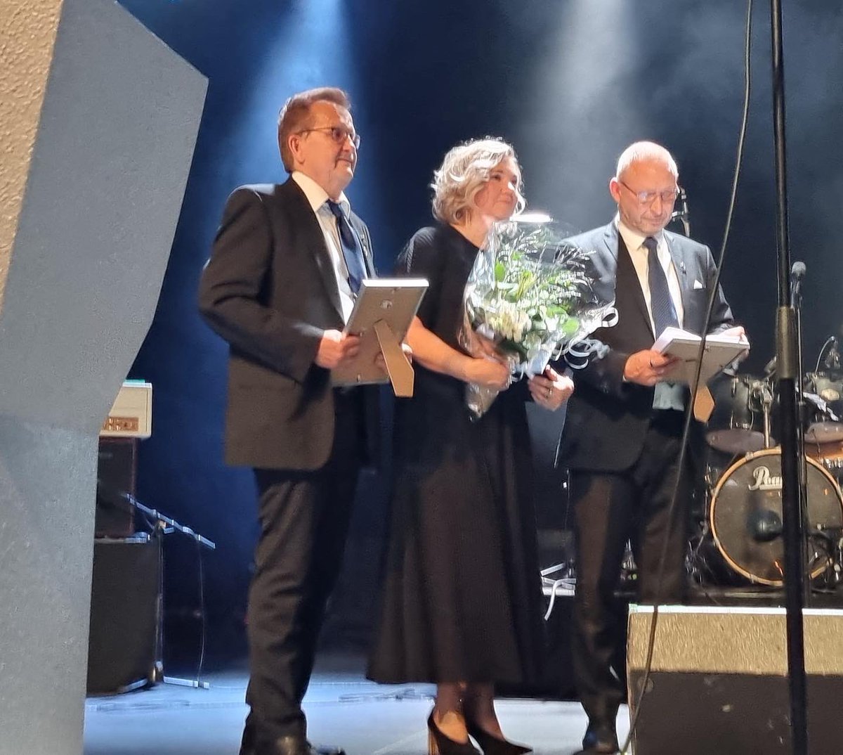 Maakunnallinen yrittäjäpalkinto 2022 - Lapuan Kankurit Oy, Jaana ja Esko Hjelt ja Härmän Liikenne Oy, Vesa Salo
Kiitos <a href="/epyrittajat/">Etelä-Pohjanmaan Yrittäjät</a> 💙 ja hyvää Itsenäisyyspäivää kaikille