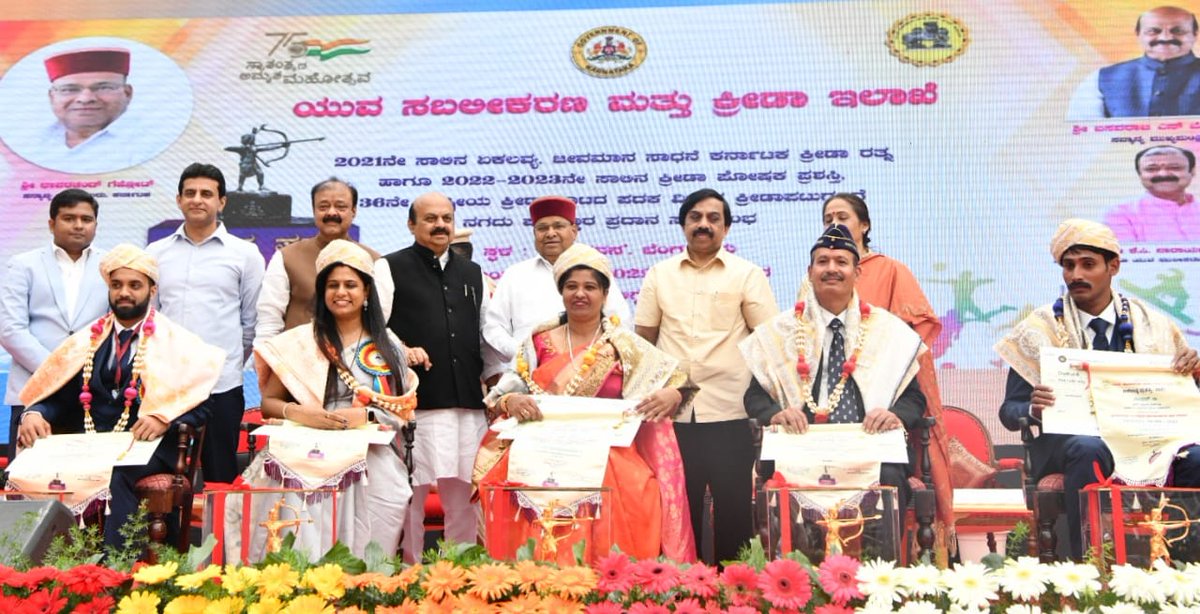 Janaparadwani's tweet photo. ಮುಖ್ಯಮಂತ್ರಿ ಬಸವರಾಜ ಬೊಮ್ಮಾಯಿ ಅವರು ರಾಜ್ಯಪಾಲ ಥಾವರ್ ಚಂದ್ ಗೆಹ್ಲೋಟ್ ಅವರೊಂದಿಗೆ ಏಕಲವ್ಯ ಕ್ರೀಡಾ ಪ್ರಶಸ್ತಿ ಹಾಗೂ ಇತರ ಕ್ರೀಡಾ ಪ್ರಶಸ್ತಿ ಪ್ರದಾನ ಕಾರ್ಯಕ್ರಮದಲ್ಲಿ ಪಾಲ್ಗೊಂಡು ಪ್ರಶಸ್ತಿ ಪುರಸ್ಕೃತರನ್ನು ಅಭಿನಂದಿಸಿದರು. @BSBommai @BJP4Karnataka https://t.co/TxqrcYVKx1