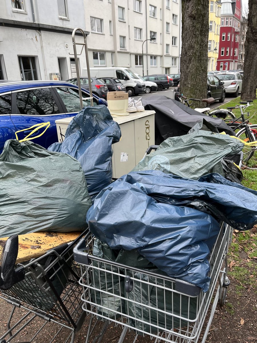 Müllsammen vor der eigenen Haustür lohnt sich leider immer wieder sehr. 11 Säcke Müll sind am Wochenende am #Frankenplatz zusammengekommen. Wie auch in der Natur, sollte auch in der Stadt gelten: #leavenotracebehind 
Danke an alle Unterstützer*innen
#grueneduesseldorf