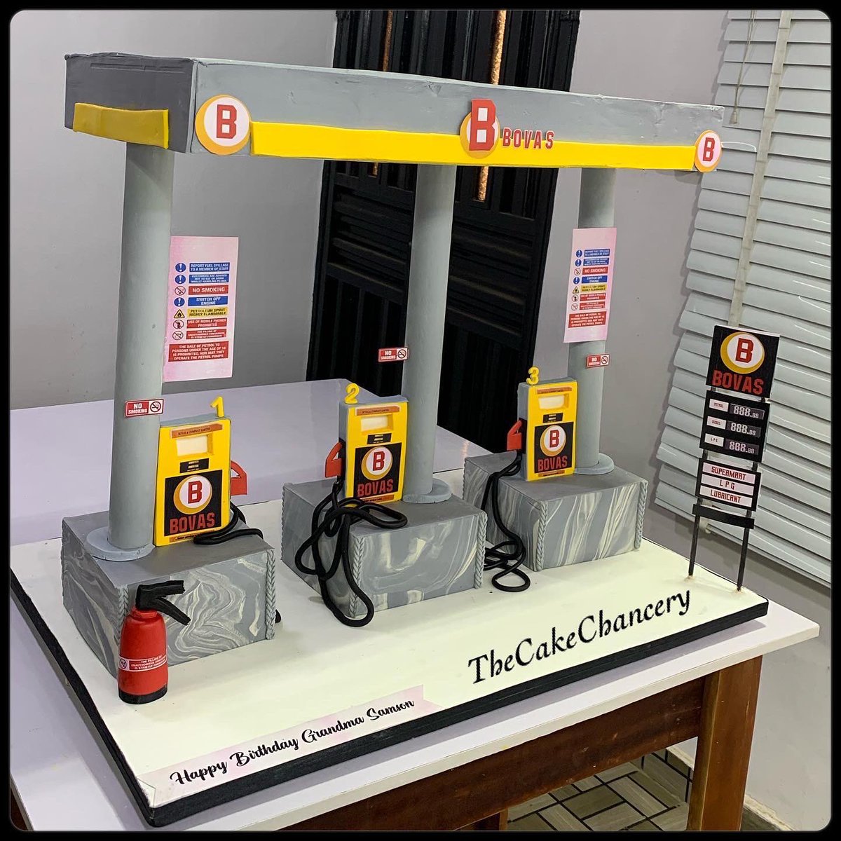 TheCakeChancery's tweet photo. The cake.                                 The Baker https://t.co/qnjdCknaas