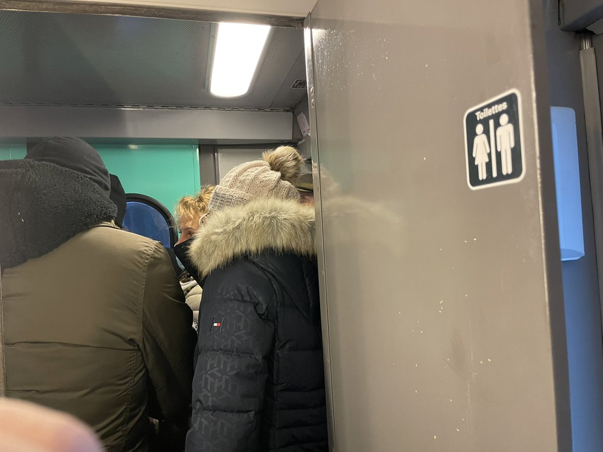 #experience #train #annulation Le trajet de #TER dans les toilettes, j’avais jamais fait. #Macon #Lyon <a href="/SNCFAURA/">SNCF AURA</a> ✅