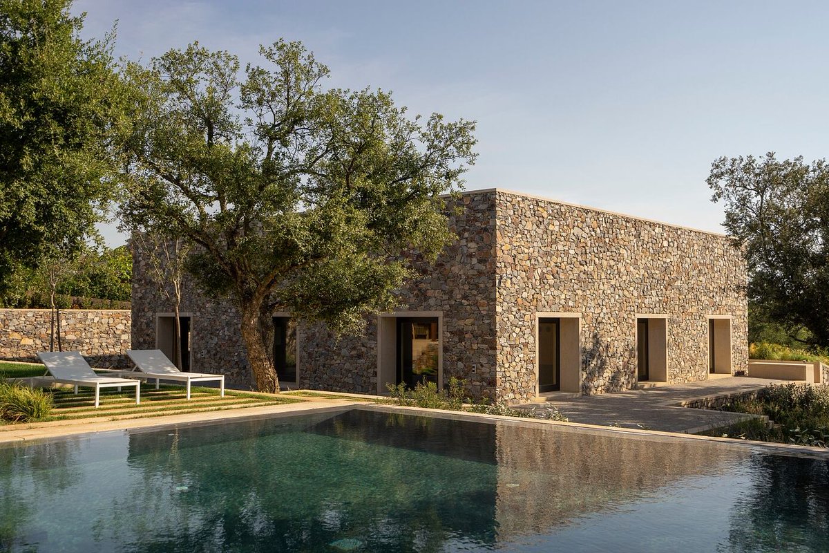 Stone House by Emilio Tuñón Architects

homeadore.com/2020/06/01/sto… 

#interiordesign #architecture #decor #home