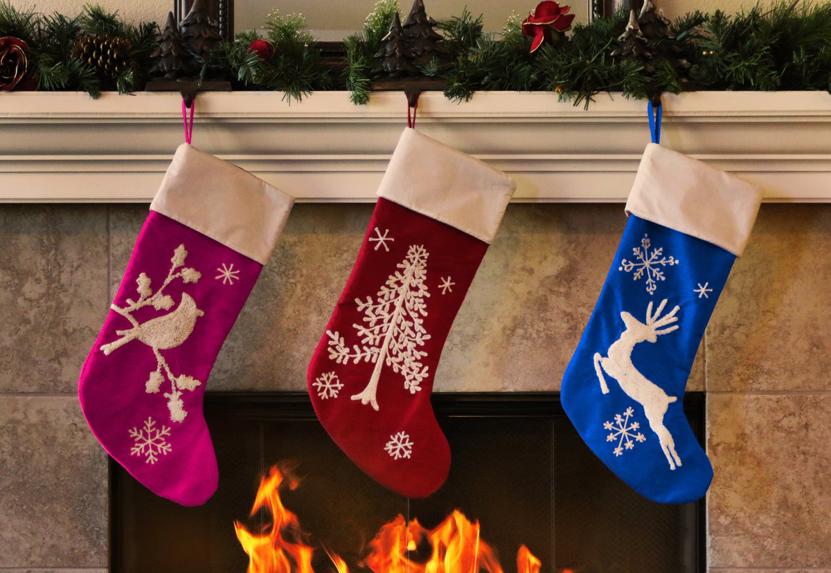 vodafone_medien's tweet image. Lieber #Nikolaus, wir stelln unsre Stiefel raus. 🎅
Sei so lieb &amp;amp; mach sie voll, auch die in blau &amp;amp; magenta waren dieses Jahr toll. 💙❤️💖
 
Weil uns viel mehr verbindet als uns trennt, liebe @deutschetelekom &amp;amp; @telefonica_de .  🫂  Eine schöne Vorweihnachtszeit! 🎄 #Nikolaustag