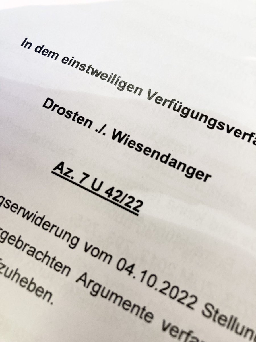 Auf dem Weg nach Hamburg. Dort geht es heute am OLG darum, ob man Christian #Drosten vorwerfen darf, er habe „die Öffentlichkeit gezielt getäuscht“, als er zu Beginn der Corona-Pandemie einen Laborursprung des Virus als Verschwörungstheorie bezeichnete. Wird spannend.