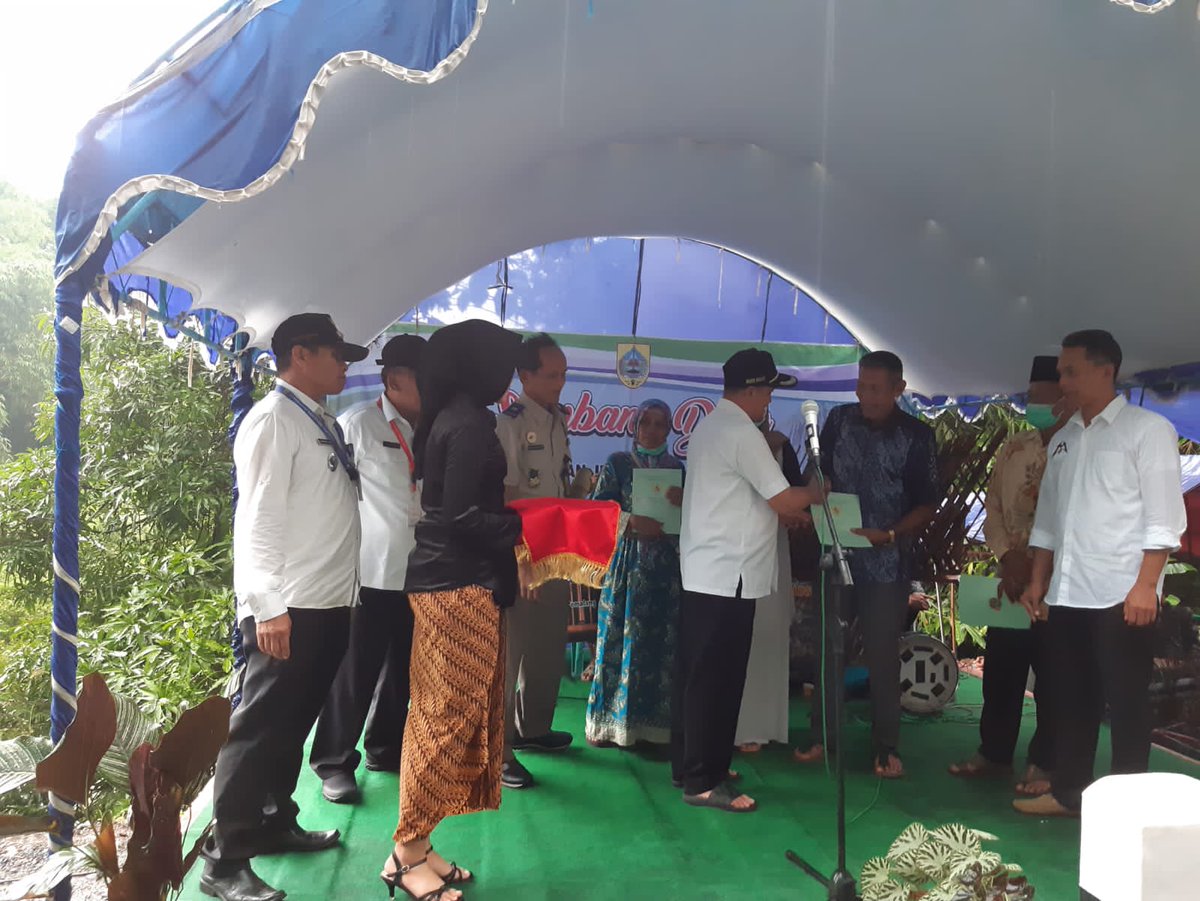 kecwarungpring's tweet photo. 3.Roadshow Bp.plt Bupati Pml,kegiatan yg ke-3 pembgia Sertifikat PTSL secara simbolis di Desa cibuyur Kec Warungpring,,06-12-2022 https://t.co/dMLN089GRa